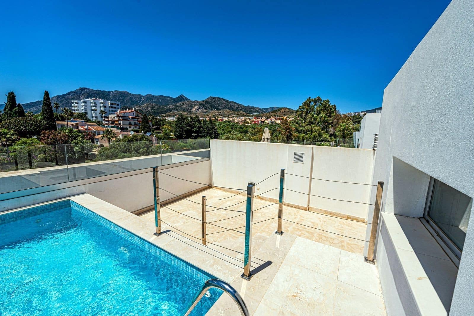 4 soverom Kjedet enebolig til salgs i Marbella med svømmebasseng garasje - € 1 250 000 (Ref: 8884061)