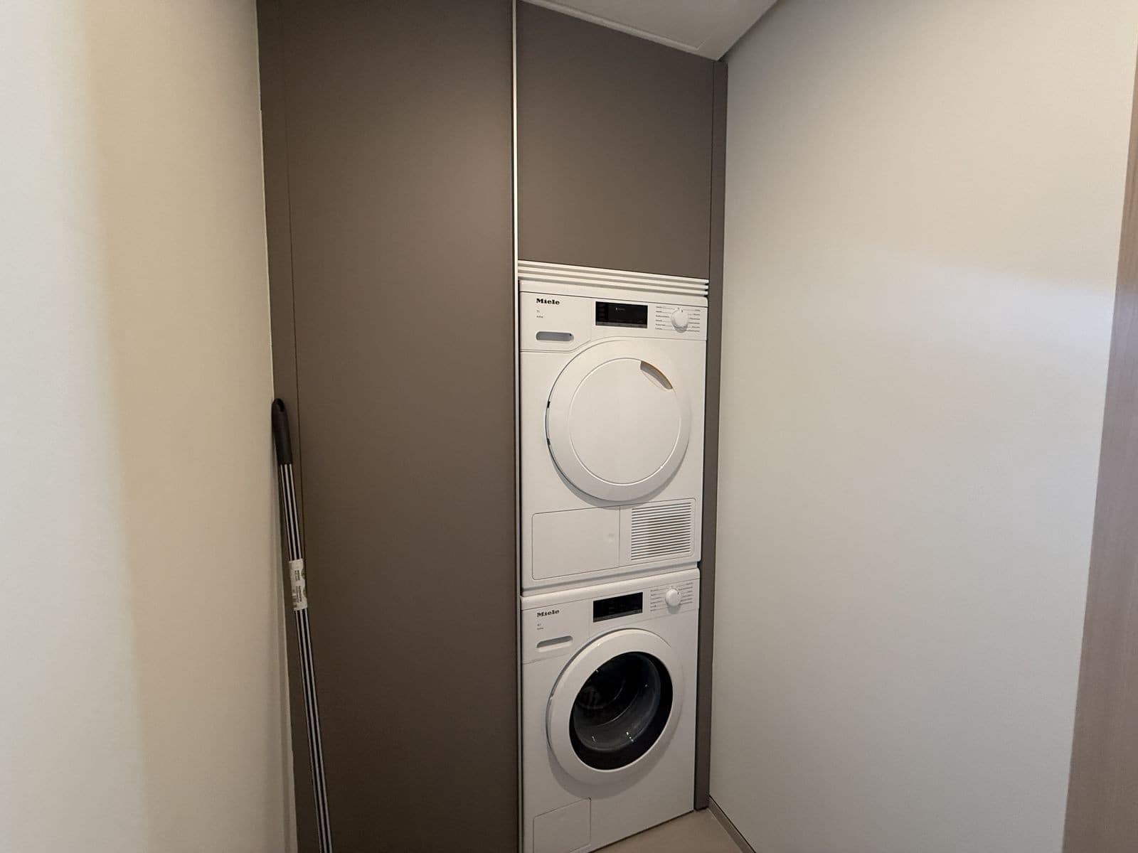 3 soveværelse Lejlighed til salg i Malaga by med swimmingpool garage - € 1.895.000 (Ref: 8884067)