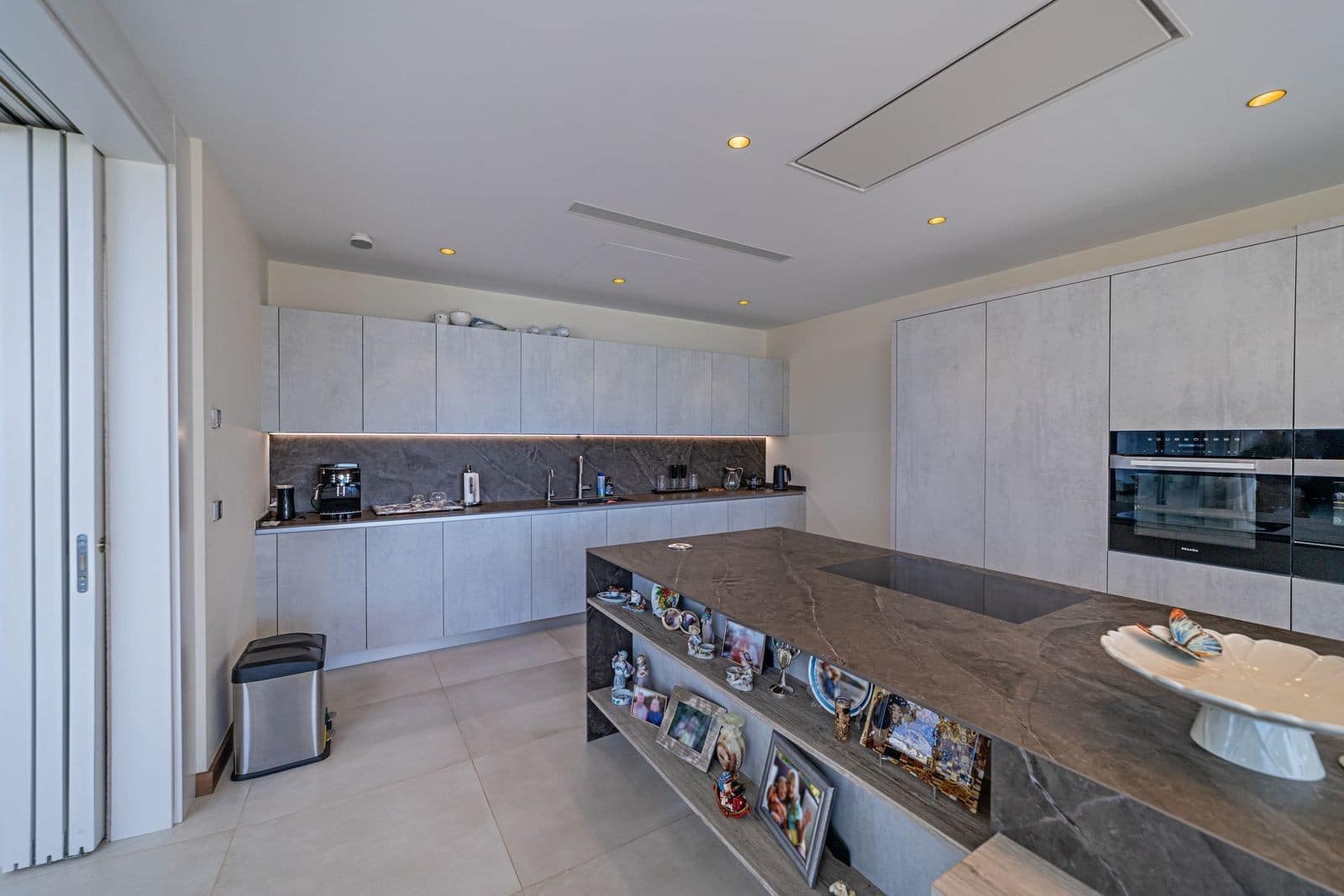 6 bedroom Villa for sale in Benahavis with pool garage - € 5,800,000 (Ref: 8887827)