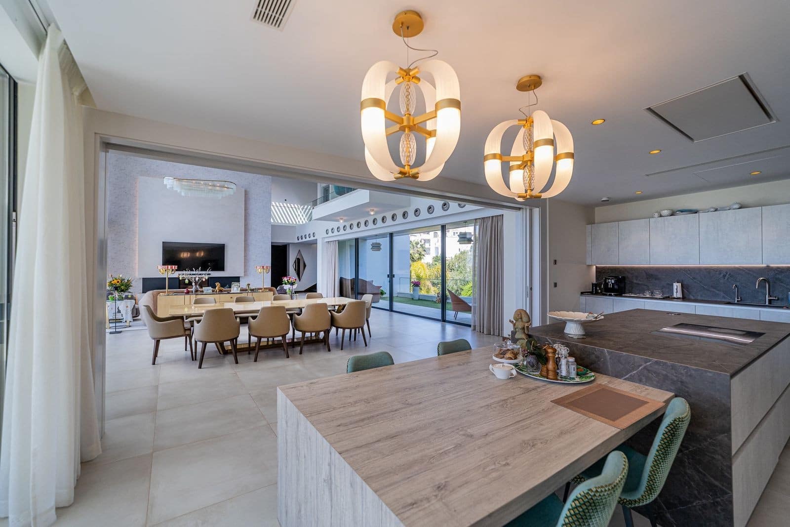 6 bedroom Villa for sale in Benahavis with pool garage - € 5,800,000 (Ref: 8887827)