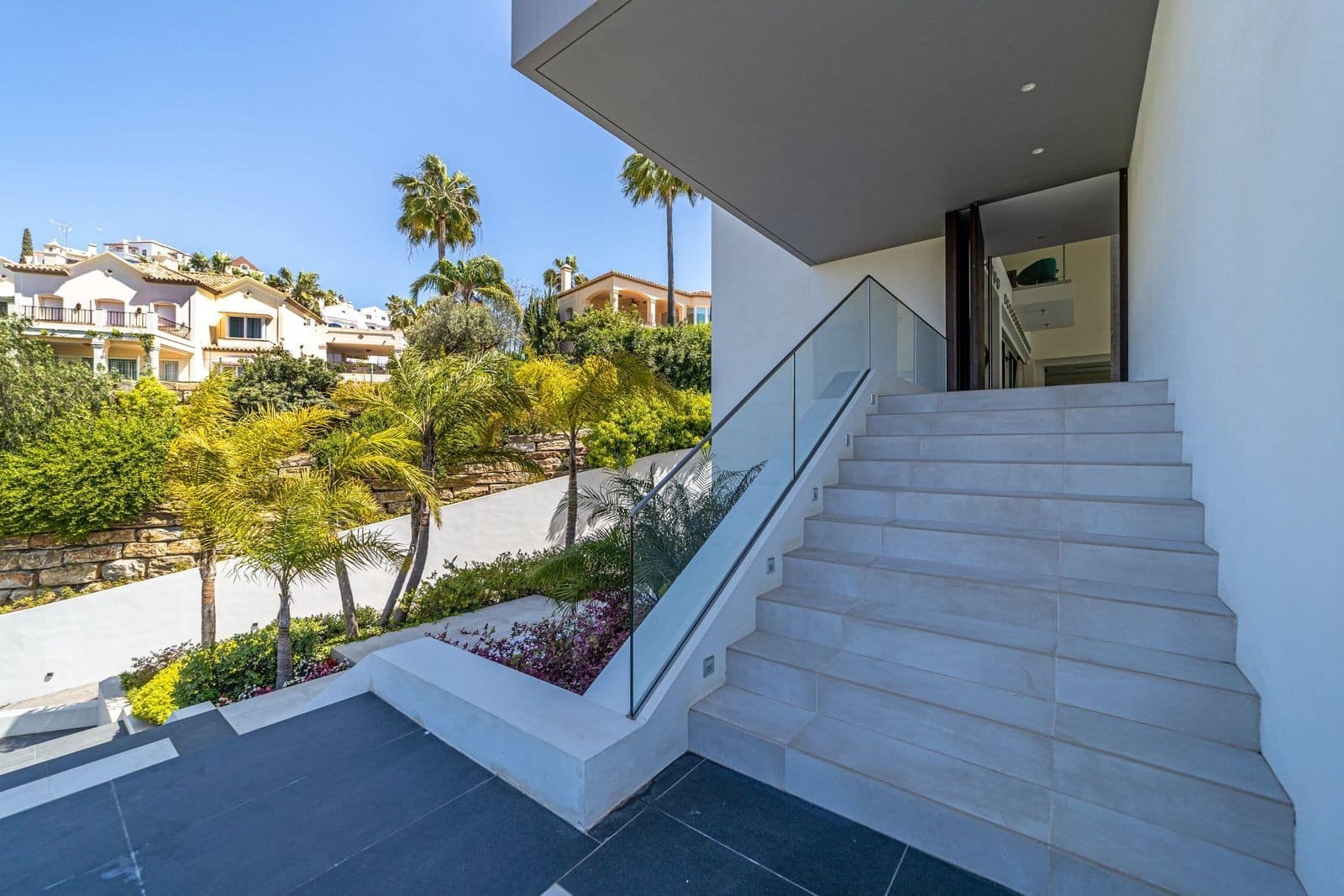 6 bedroom Villa for sale in Benahavis with pool garage - € 5,800,000 (Ref: 8887827)