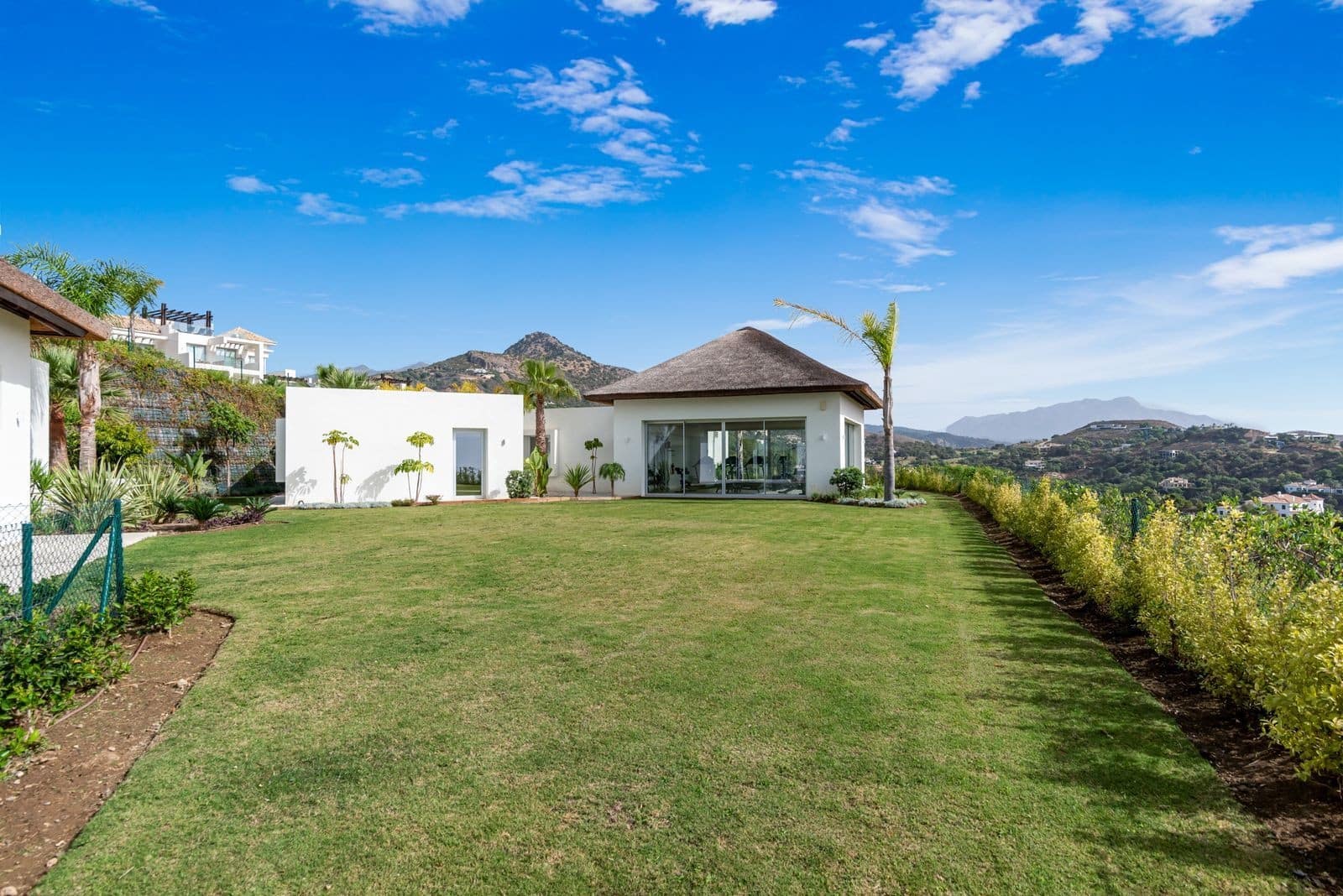 3 bedroom Apartment for sale in Benahavis with pool garage - € 990,000 (Ref: 8892824)