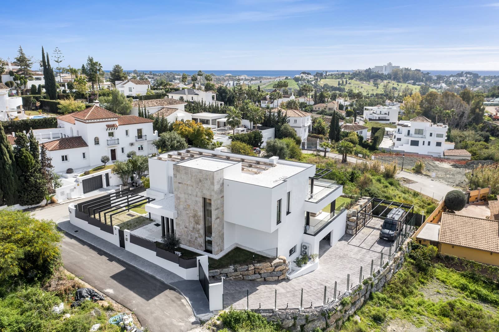 4 bedroom Villa for sale in Benahavis with pool garage - € 3,485,000 (Ref: 8899921)