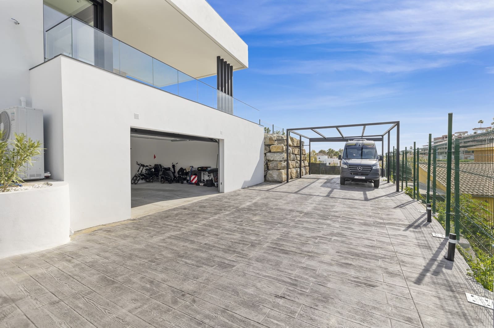 4 bedroom Villa for sale in Benahavis with pool garage - € 3,485,000 (Ref: 8899921)