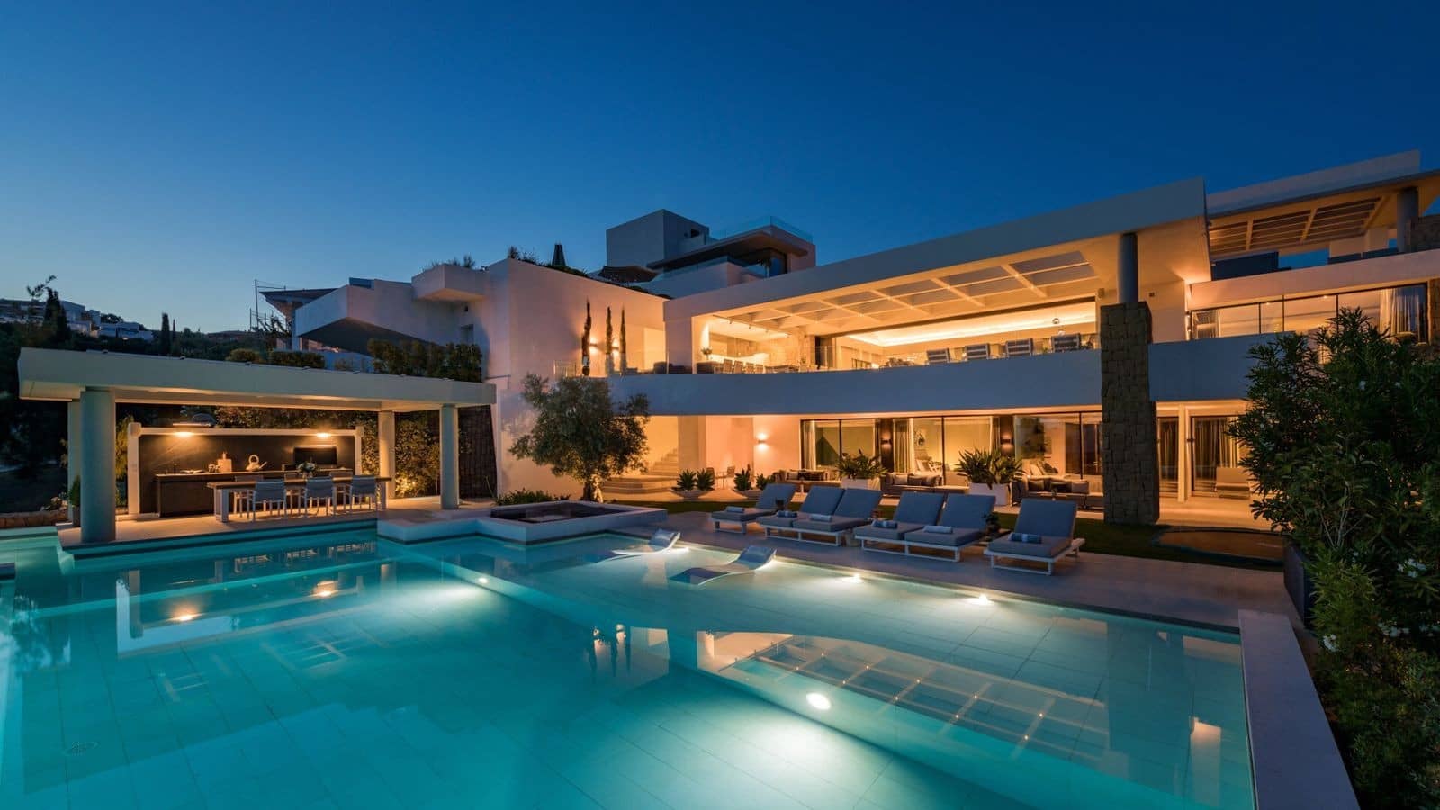 5 bedroom Villa for sale in Benahavis with pool garage - € 6,250,000 (Ref: 8902076)