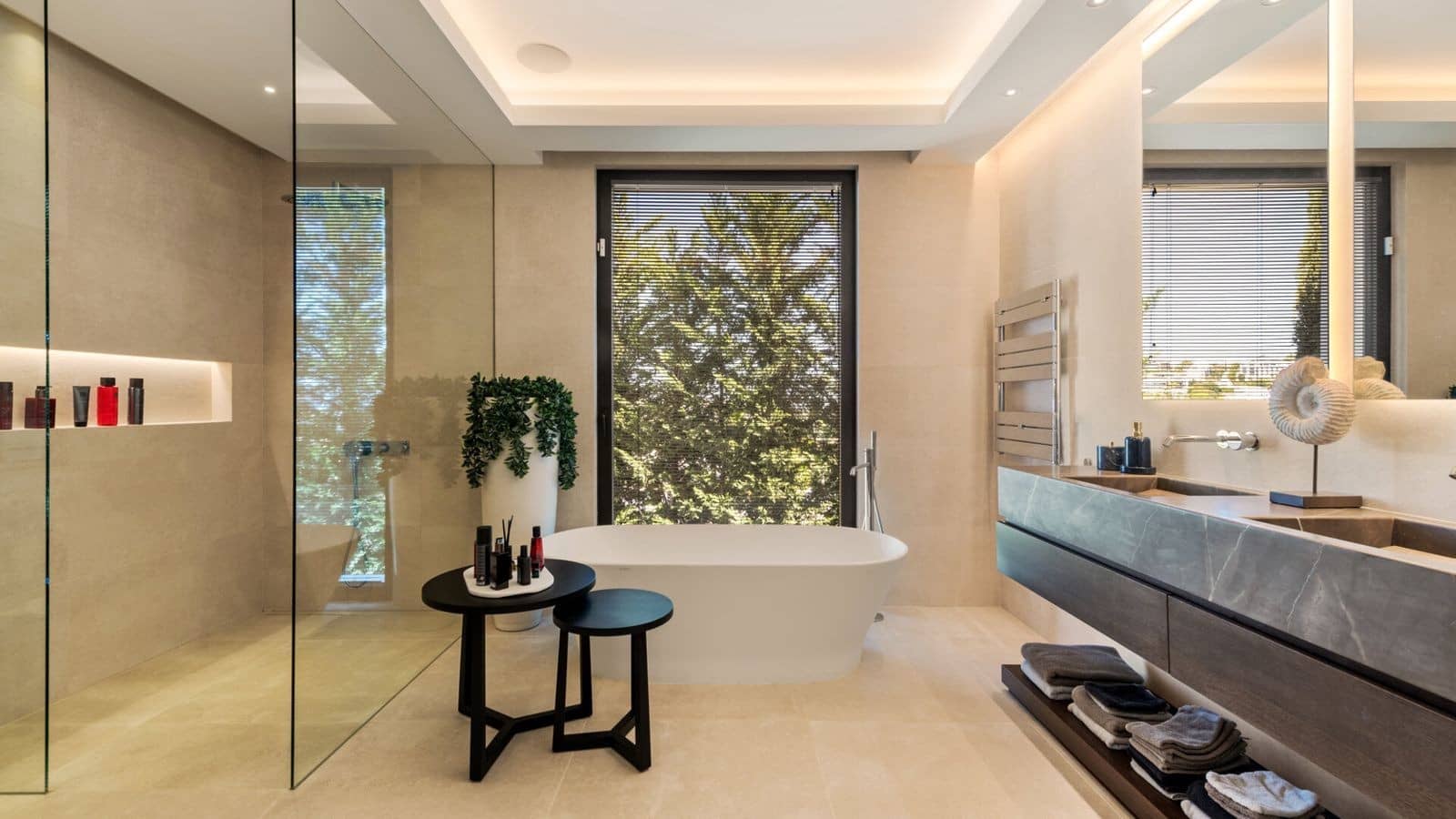 5 bedroom Villa for sale in Benahavis with pool garage - € 6,250,000 (Ref: 8902076)