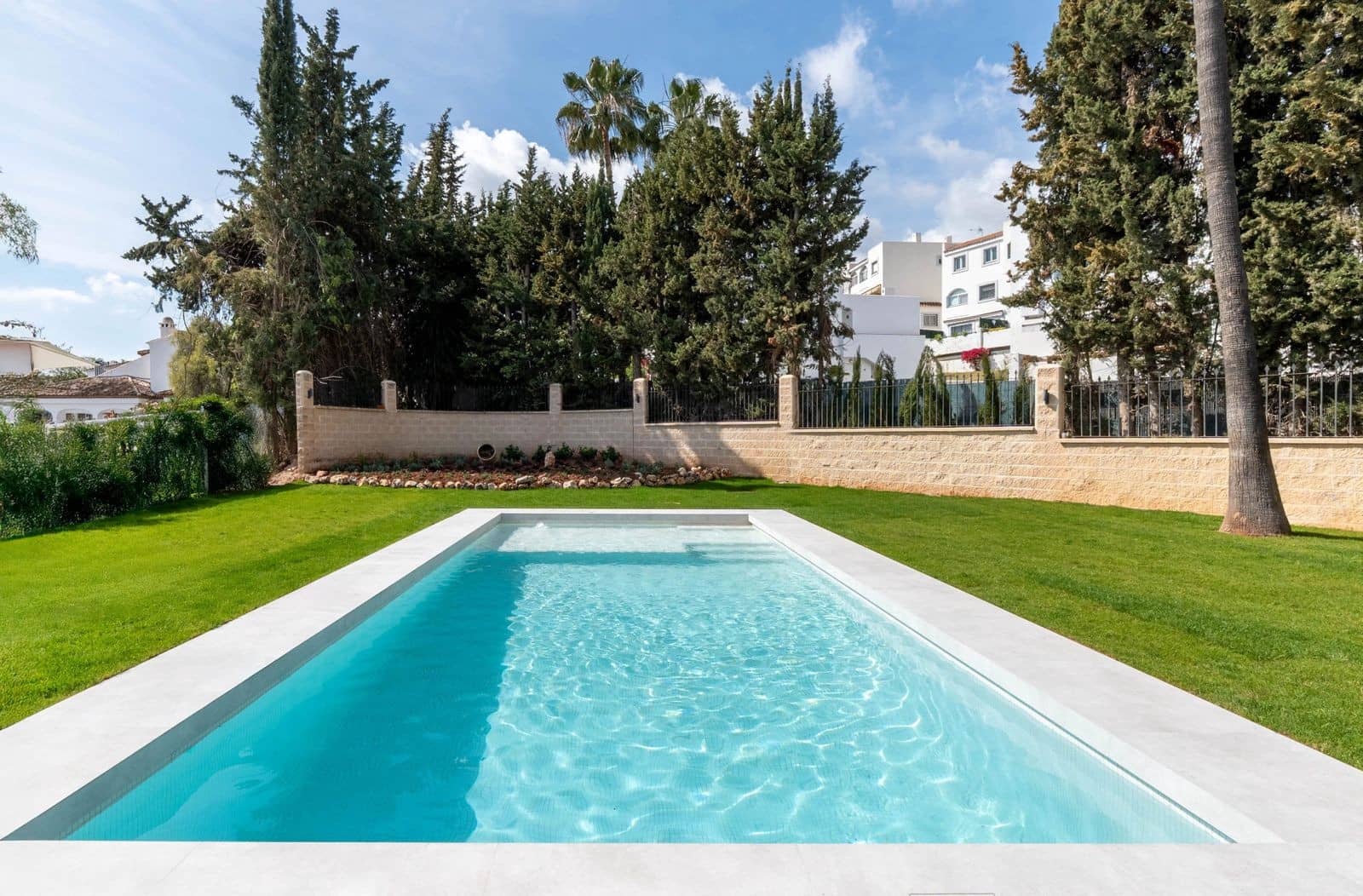 4 bedroom Villa for sale in Nueva Andalucia with pool garage - € 2,950,000 (Ref: 8902084)