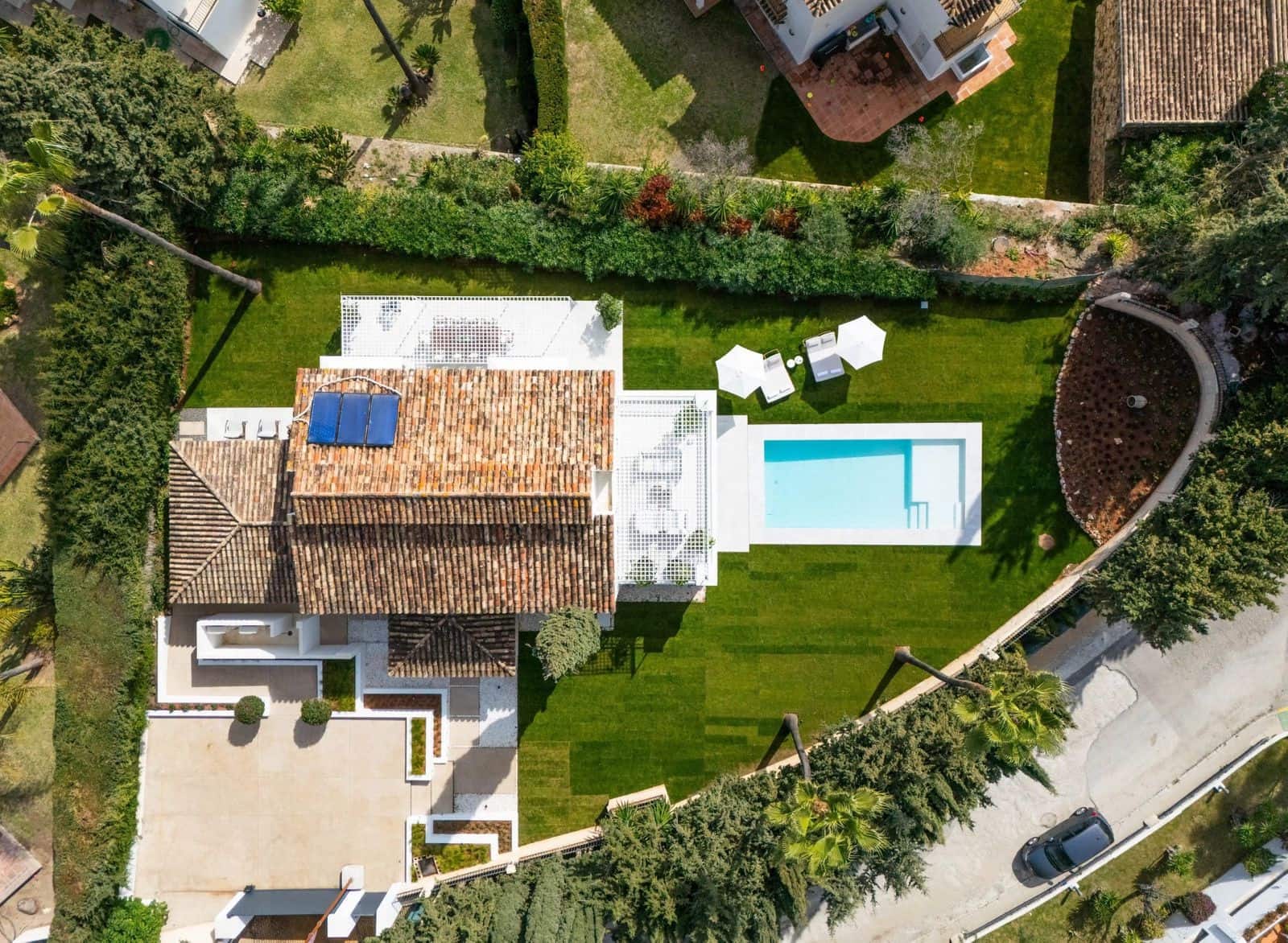 4 bedroom Villa for sale in Nueva Andalucia with pool garage - € 2,950,000 (Ref: 8902084)