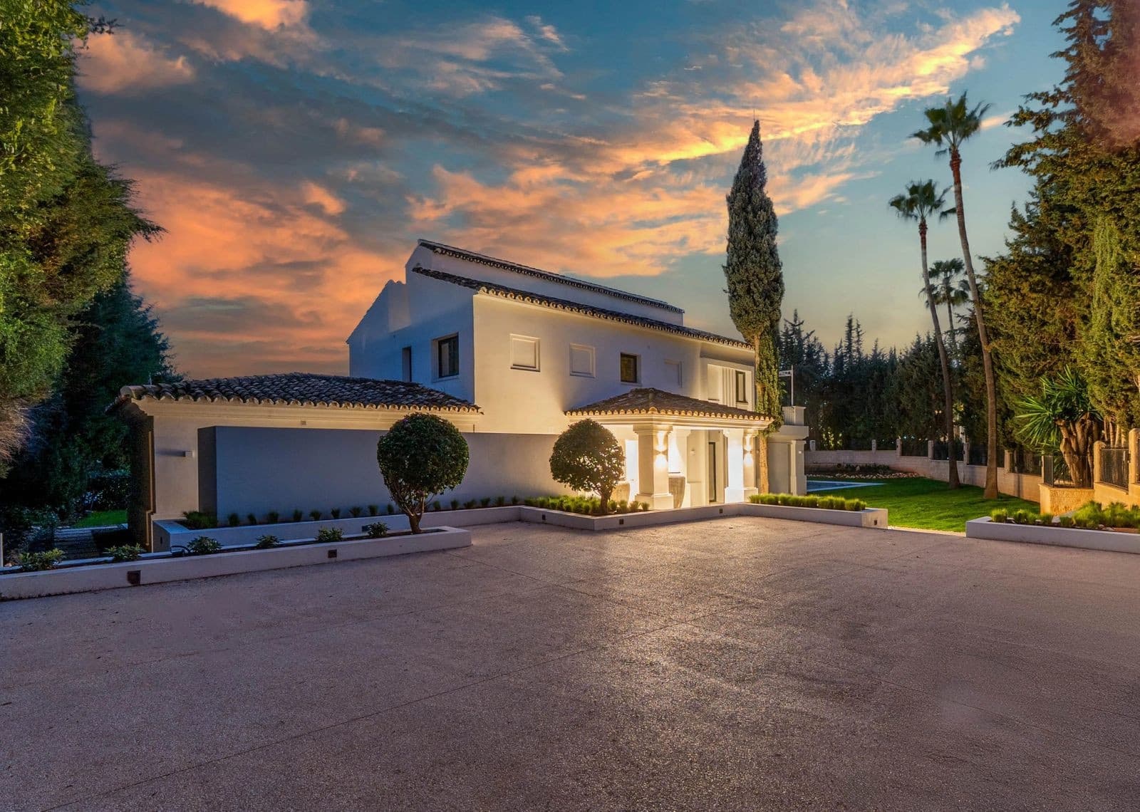 4 bedroom Villa for sale in Nueva Andalucia with pool garage - € 2,950,000 (Ref: 8902084)