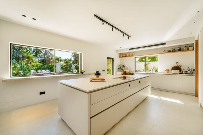 5 bedroom Villa for sale in Marbella with pool garage - € 3,800,000 (Ref: 8915324)