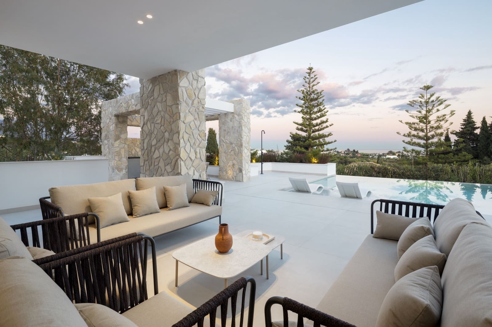 5 bedroom Villa for sale in La Quinta with pool garage - € 5,750,000 (Ref: 8924156)