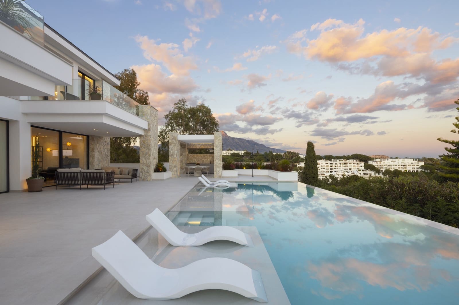 5 bedroom Villa for sale in La Quinta with pool garage - € 5,750,000 (Ref: 8924156)