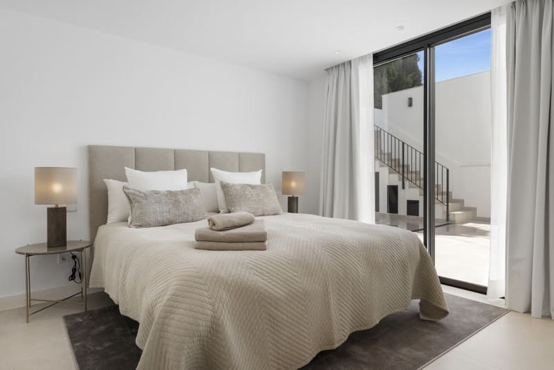 5 bedroom Villa for sale in Marbella with pool garage - € 3,295,000 (Ref: 8938794)