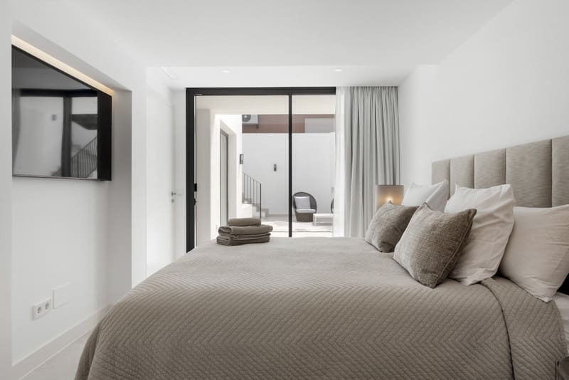 5 bedroom Villa for sale in Marbella with pool garage - € 3,295,000 (Ref: 8938794)