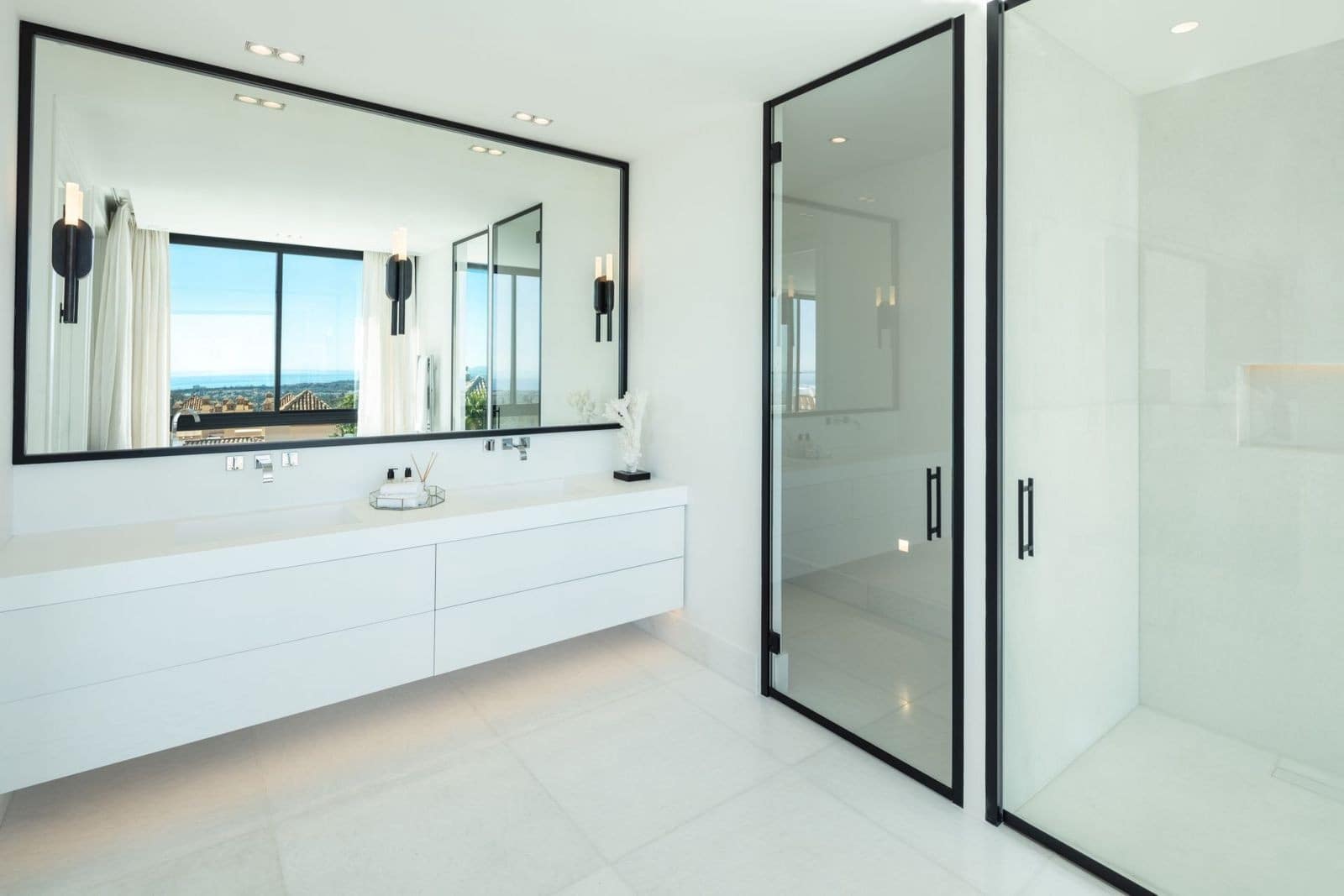 6 bedroom Villa for sale in La Quinta with pool garage - € 9,750,000 (Ref: 8941310)