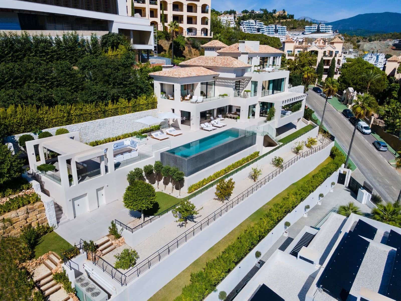 6 soverom Villa til salgs i La Quinta med svømmebasseng garasje - € 9 749 000 (Ref: 8941310)