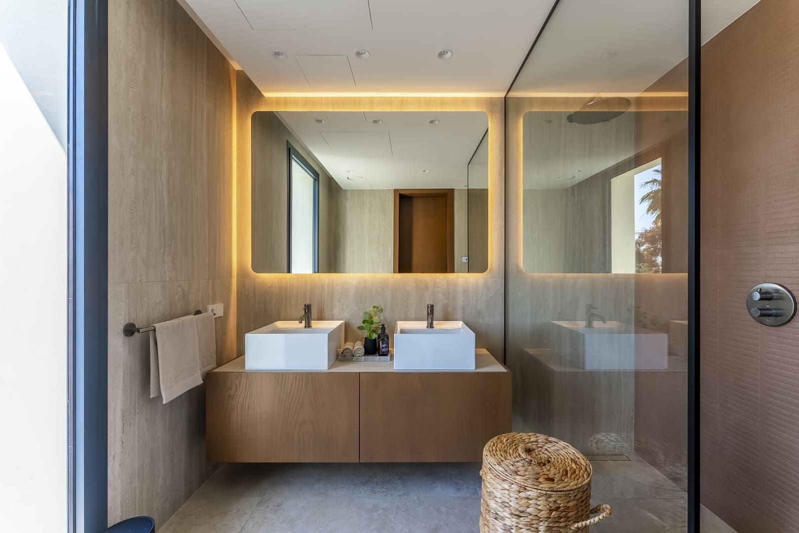 6 bedroom Villa for sale in Marbella with pool garage - € 3,975,000 (Ref: 8946196)