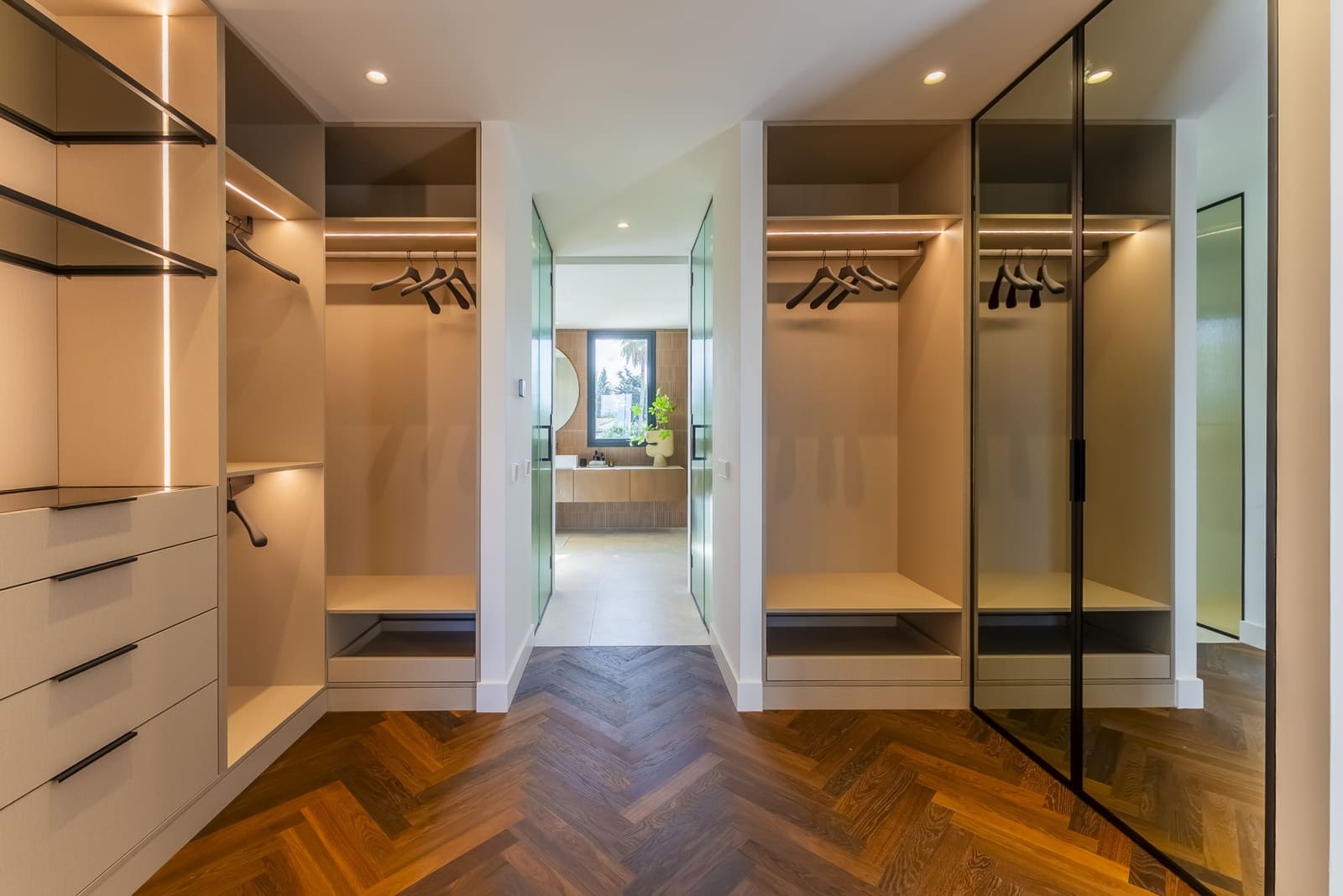 6 bedroom Villa for sale in Marbella with pool garage - € 3,975,000 (Ref: 8946196)