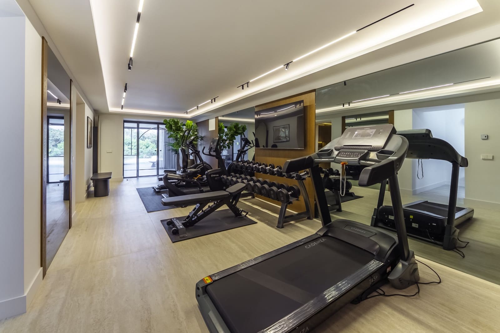 6 bedroom Villa for sale in Marbella with pool garage - € 3,975,000 (Ref: 8946196)