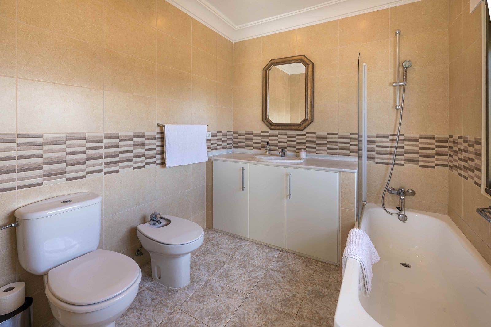 5 bedroom Villa for sale in Estepona with pool garage - € 1,100,000 (Ref: 8946197)