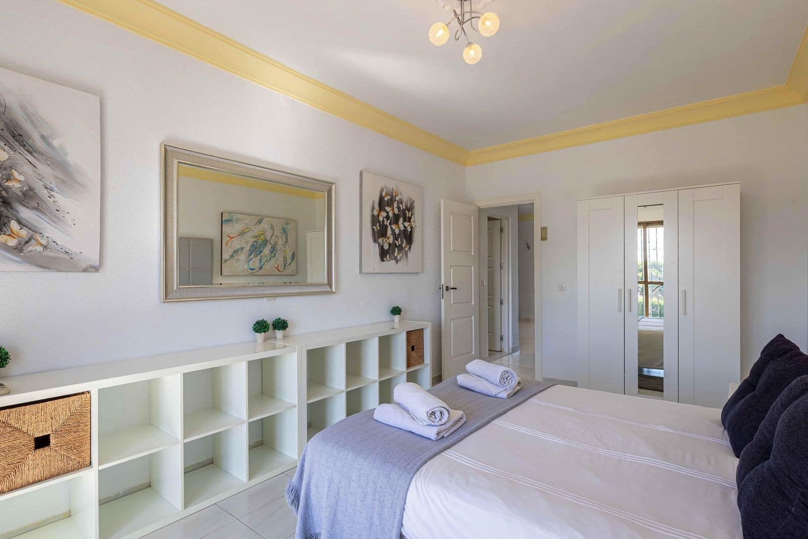 5 bedroom Villa for sale in Estepona with pool garage - € 1,100,000 (Ref: 8946197)