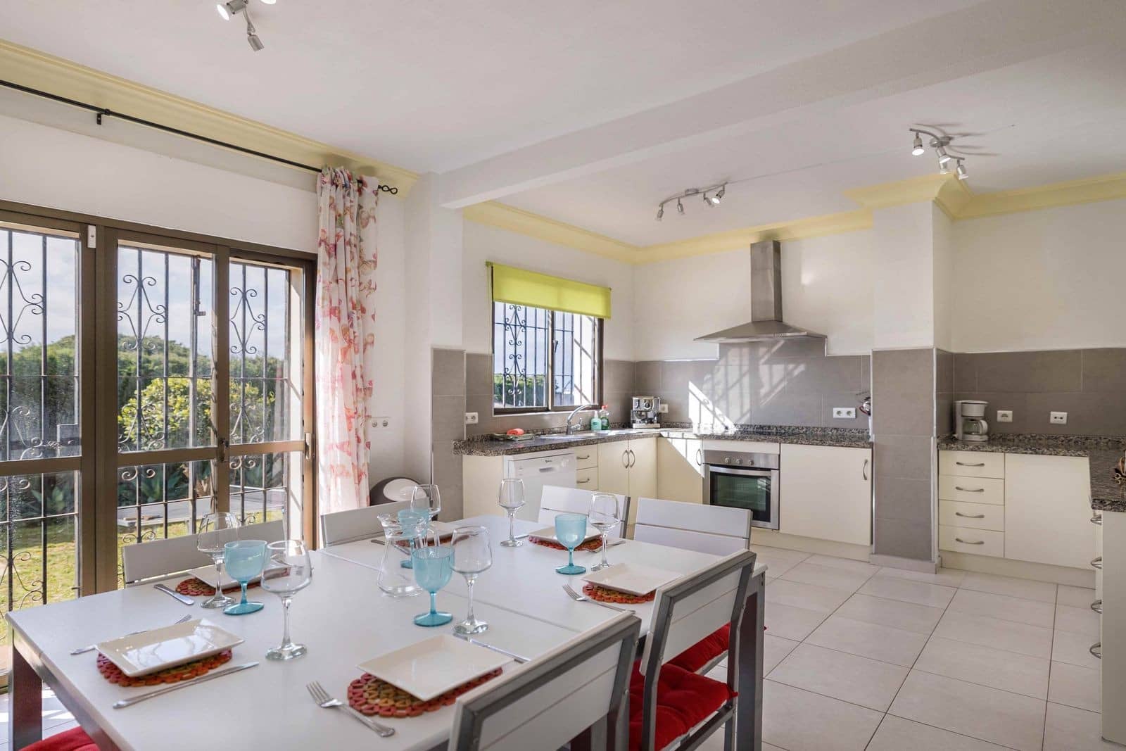 5 bedroom Villa for sale in Estepona with pool garage - € 995,000 (Ref: 8946197)