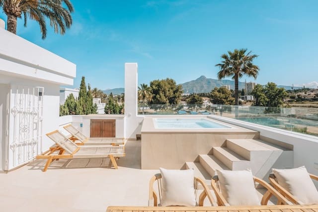 4 soveværelse Byhus til salg i Nueva Andalucia, Marbella med swimmingpool garage - € 1.395.000 (Ref: 8946199)