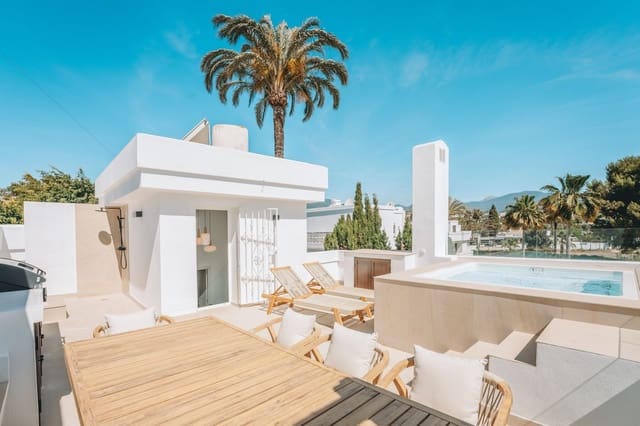 4 soveværelse Byhus til salg i Nueva Andalucia, Marbella med swimmingpool garage - € 1.395.000 (Ref: 8946199)