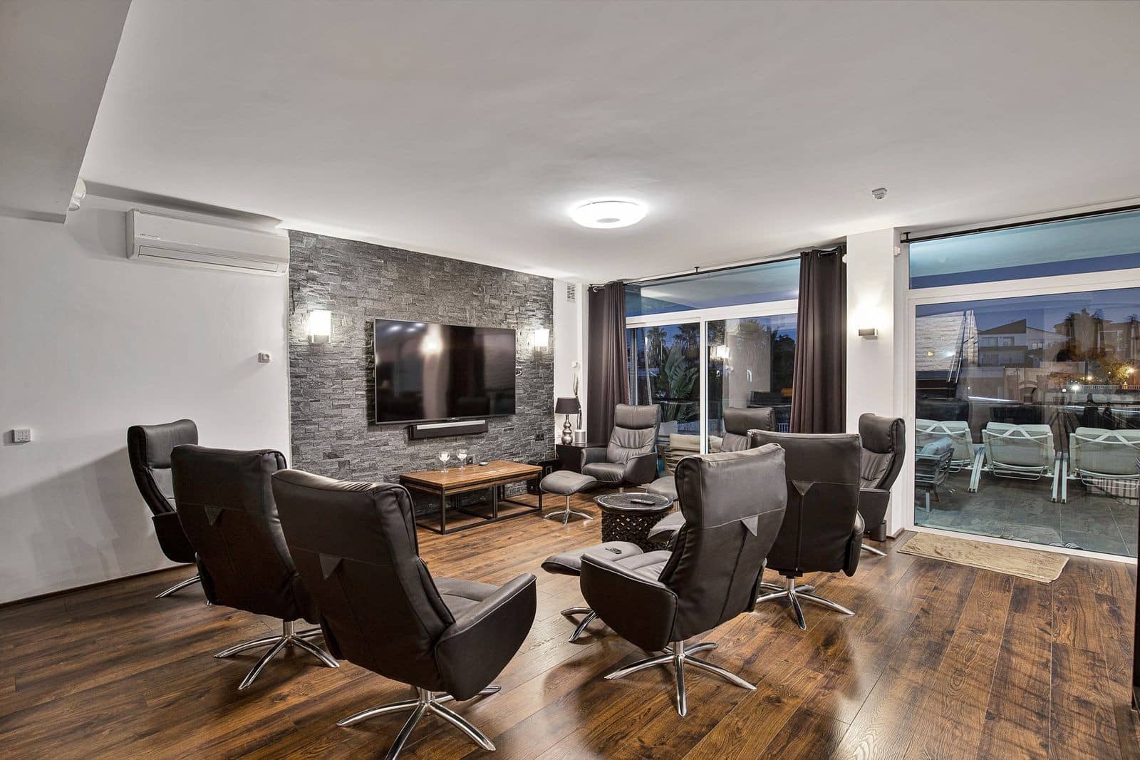 6 bedroom Villa for sale in Mijas Costa with pool garage - € 1,625,000 (Ref: 8946200)