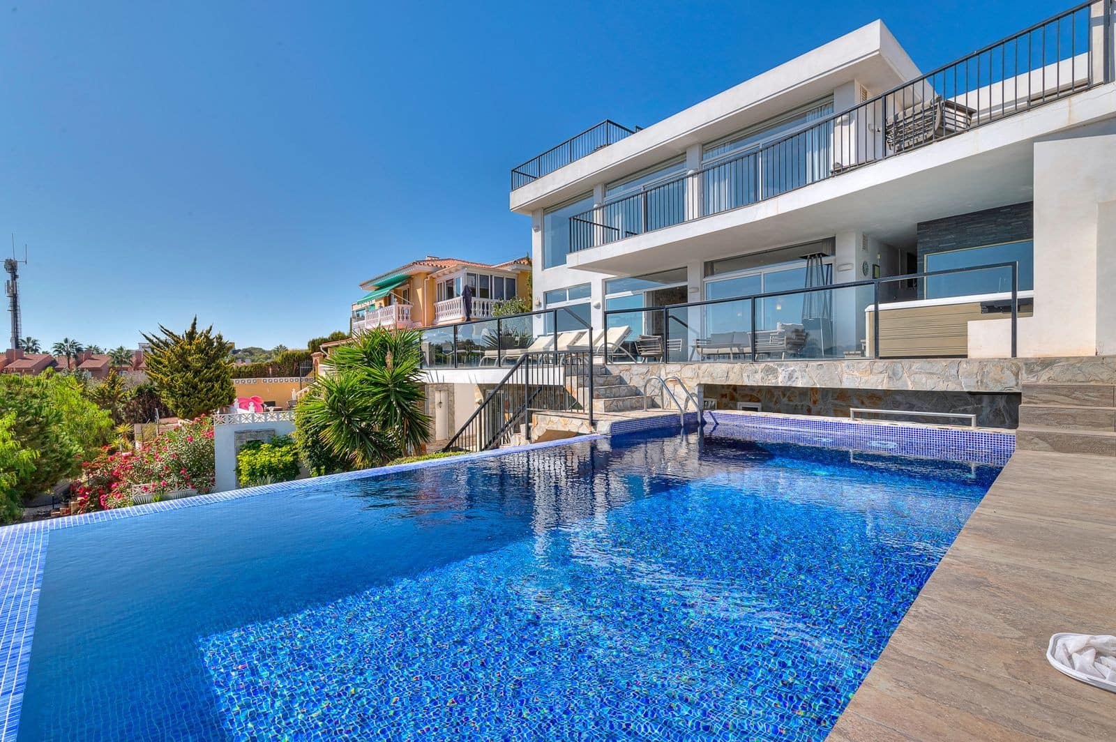6 bedroom Villa for sale in Mijas Costa with pool garage - € 1,625,000 (Ref: 8946200)