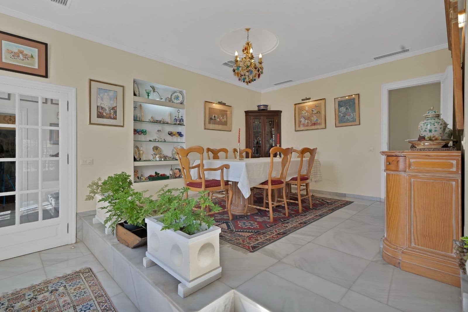 6 bedroom Villa for sale in Nueva Andalucia with pool garage - € 3,150,000 (Ref: 8950711)