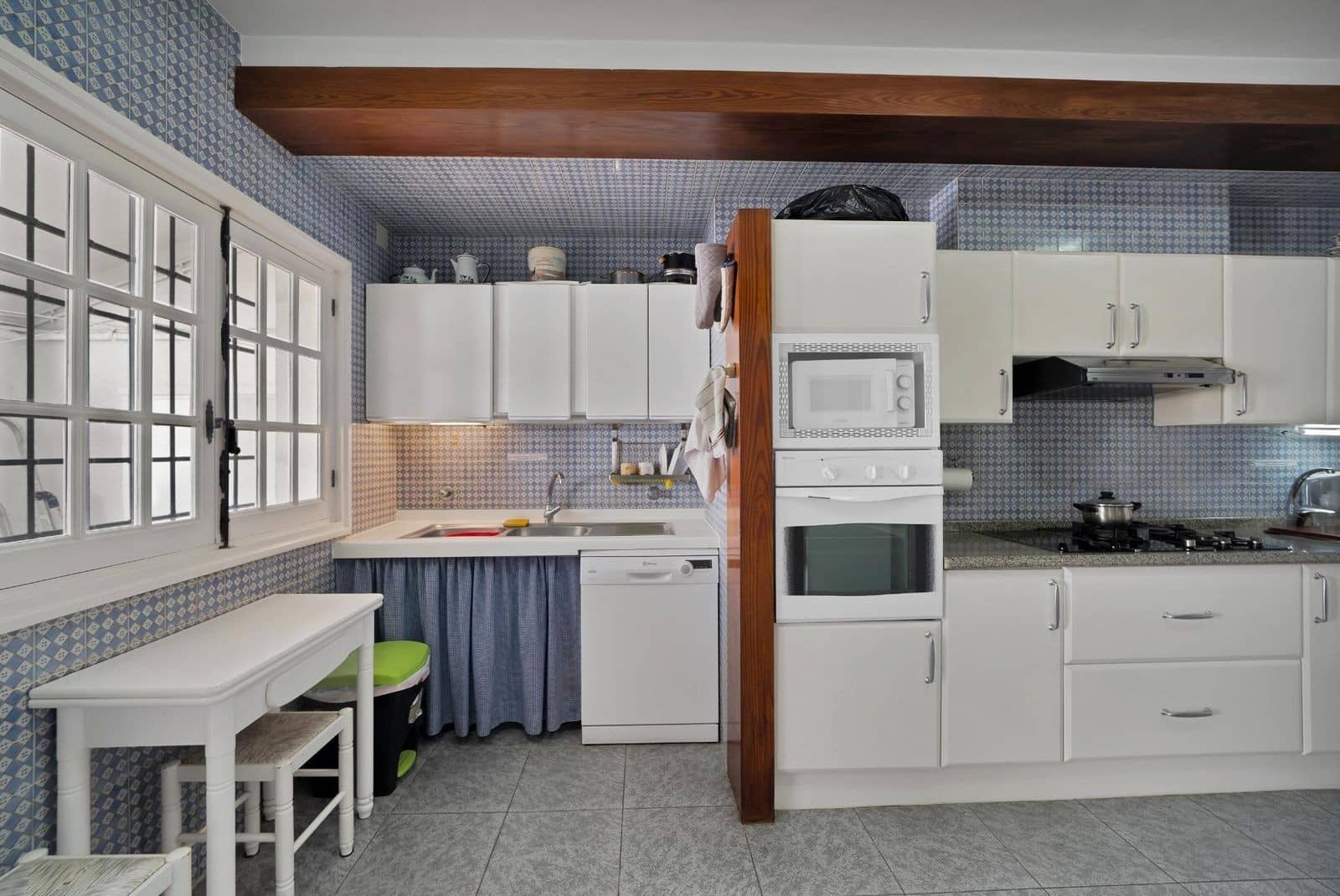 6 bedroom Villa for sale in Nueva Andalucia with pool garage - € 3,150,000 (Ref: 8950711)