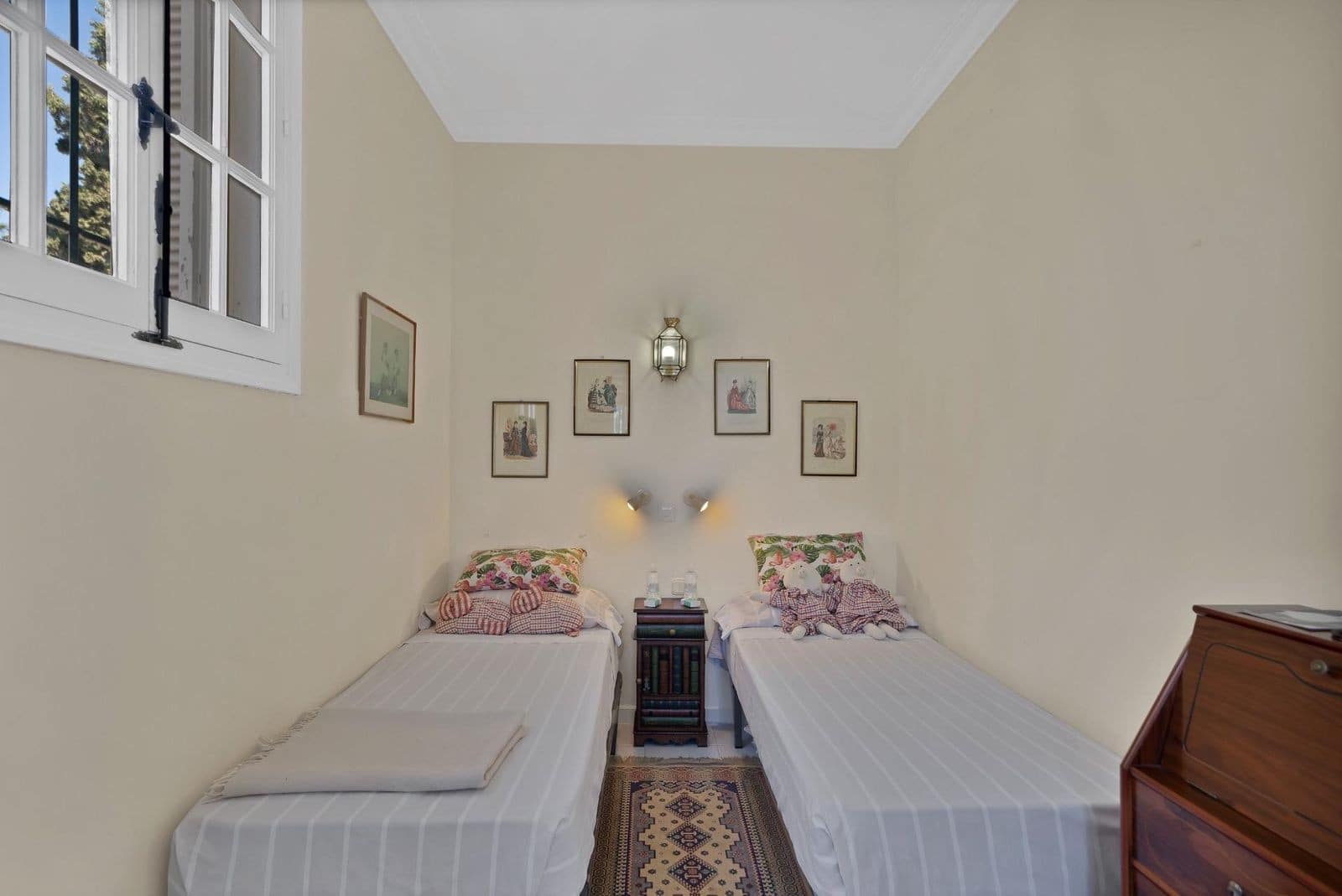 6 bedroom Villa for sale in Nueva Andalucia with pool garage - € 3,150,000 (Ref: 8950711)