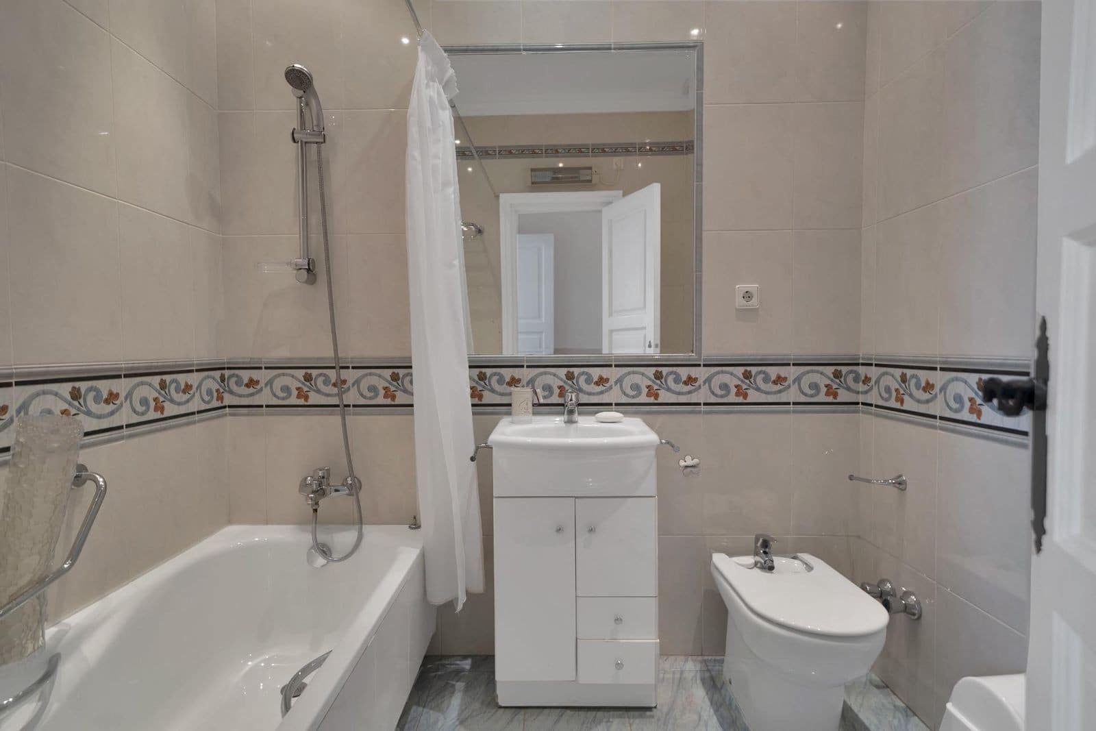 6 bedroom Villa for sale in Nueva Andalucia with pool garage - € 3,150,000 (Ref: 8950711)