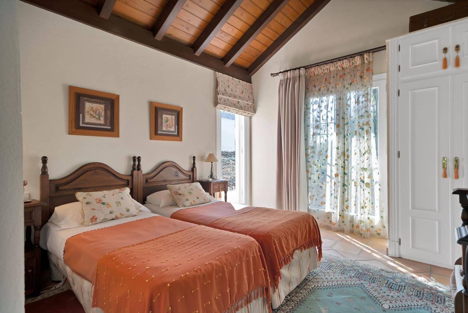 6 bedroom Villa for sale in Nueva Andalucia with pool garage - € 3,150,000 (Ref: 8950711)