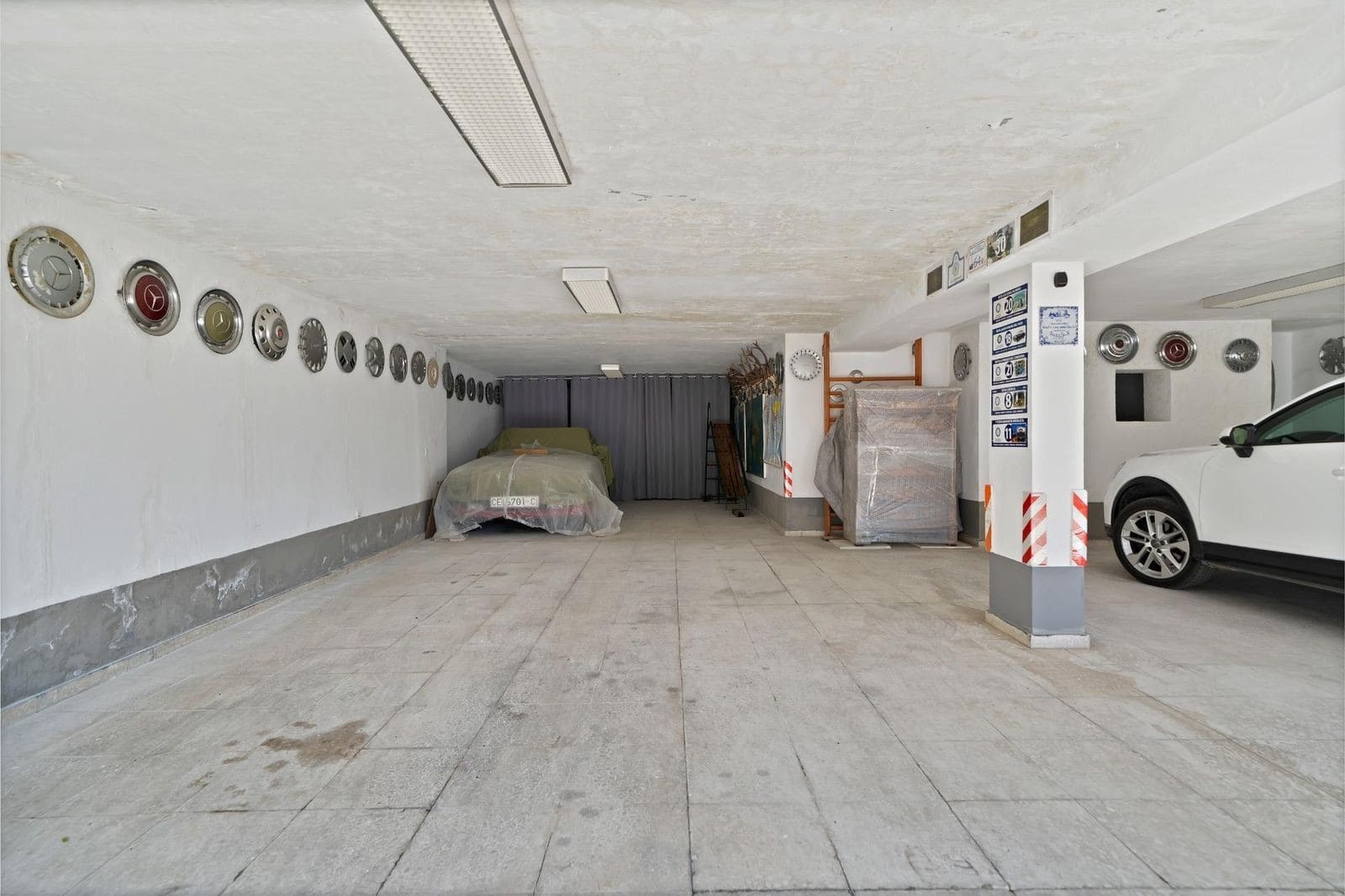 6 bedroom Villa for sale in Nueva Andalucia with pool garage - € 3,150,000 (Ref: 8950711)