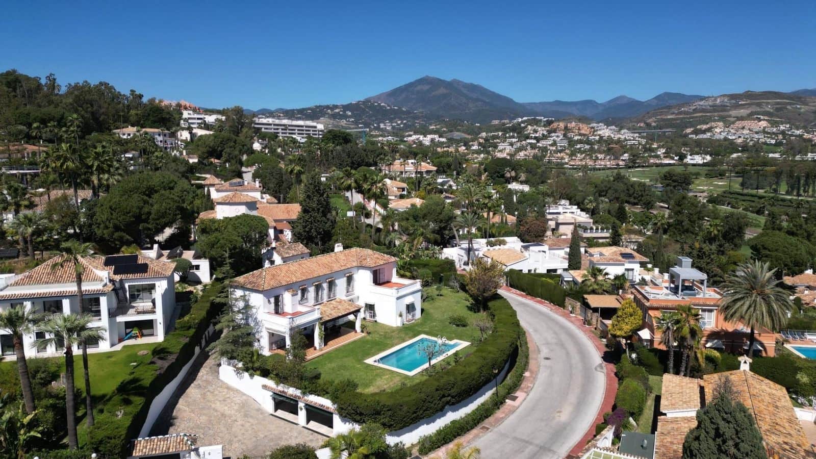 6 bedroom Villa for sale in Nueva Andalucia with pool garage - € 3,150,000 (Ref: 8950711)