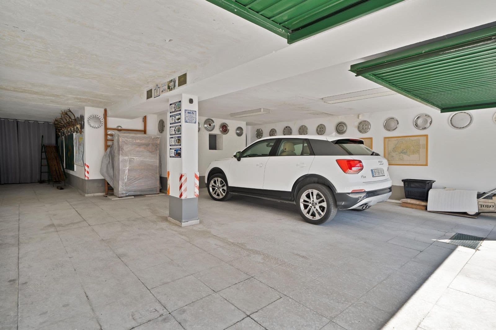6 bedroom Villa for sale in Nueva Andalucia with pool garage - € 2,950,000 (Ref: 8950711)