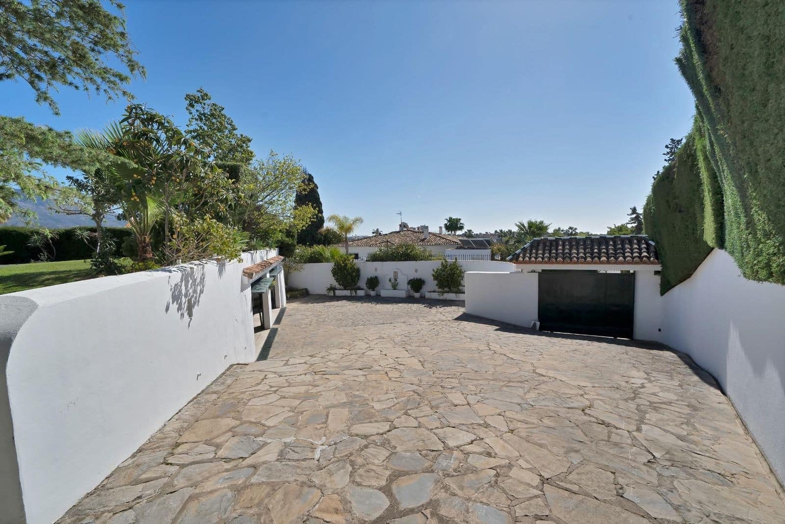 6 bedroom Villa for sale in Nueva Andalucia with pool garage - € 2,950,000 (Ref: 8950711)
