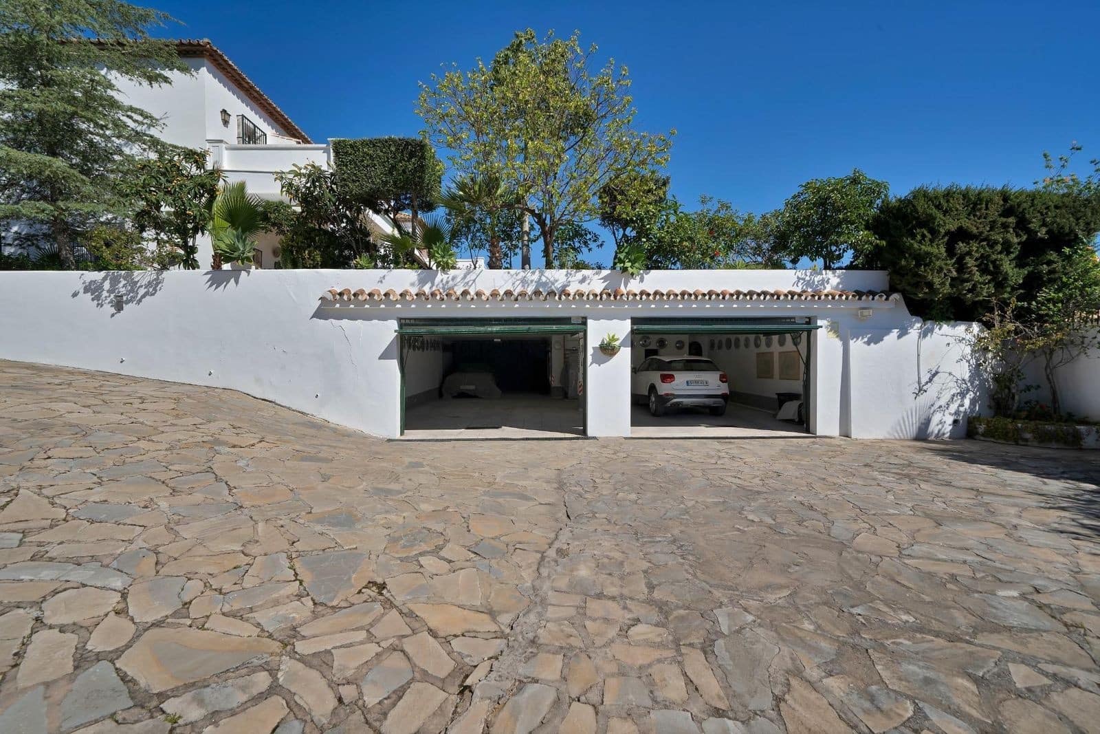 6 bedroom Villa for sale in Nueva Andalucia with pool garage - € 2,950,000 (Ref: 8950711)