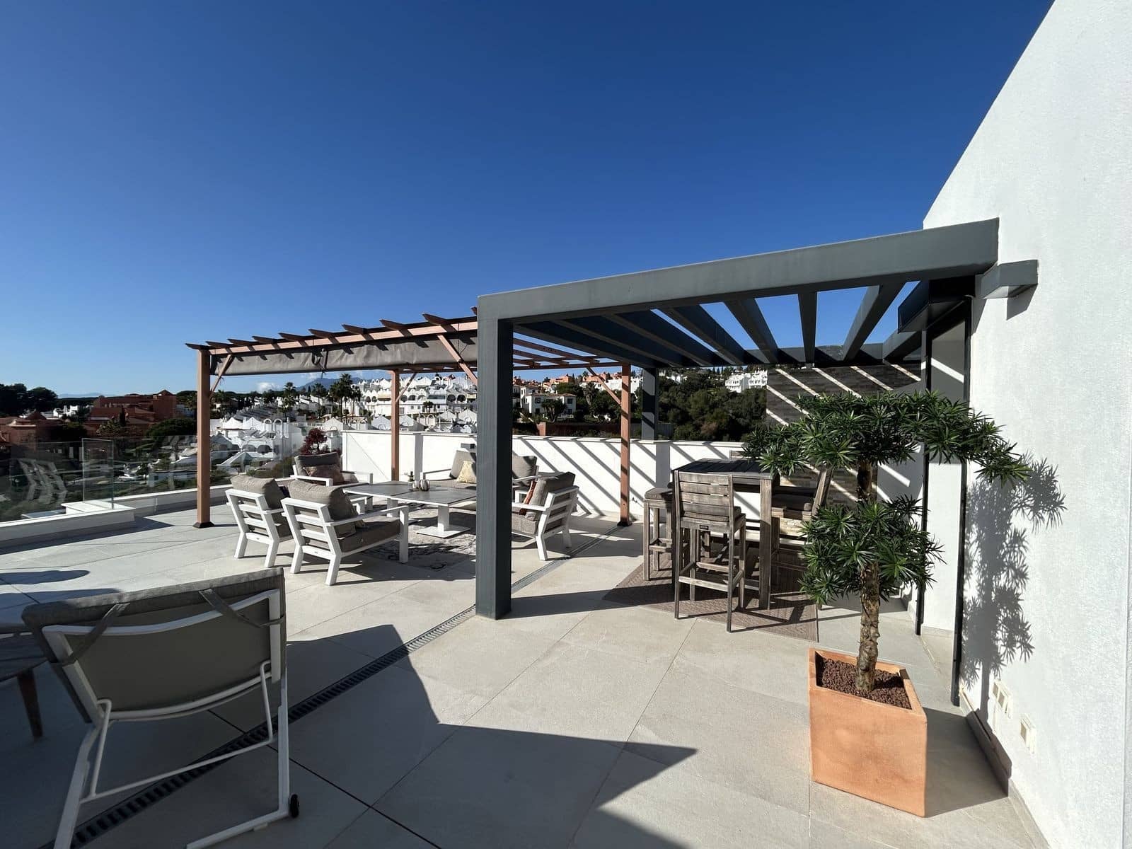 2 bedroom Penthouse for sale in Marbella with pool garage - € 798,000 (Ref: 8950714)