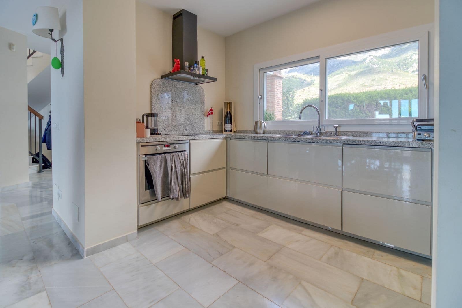 5 bedroom Villa for sale in Mijas with pool garage - € 1,345,000 (Ref: 8952629)