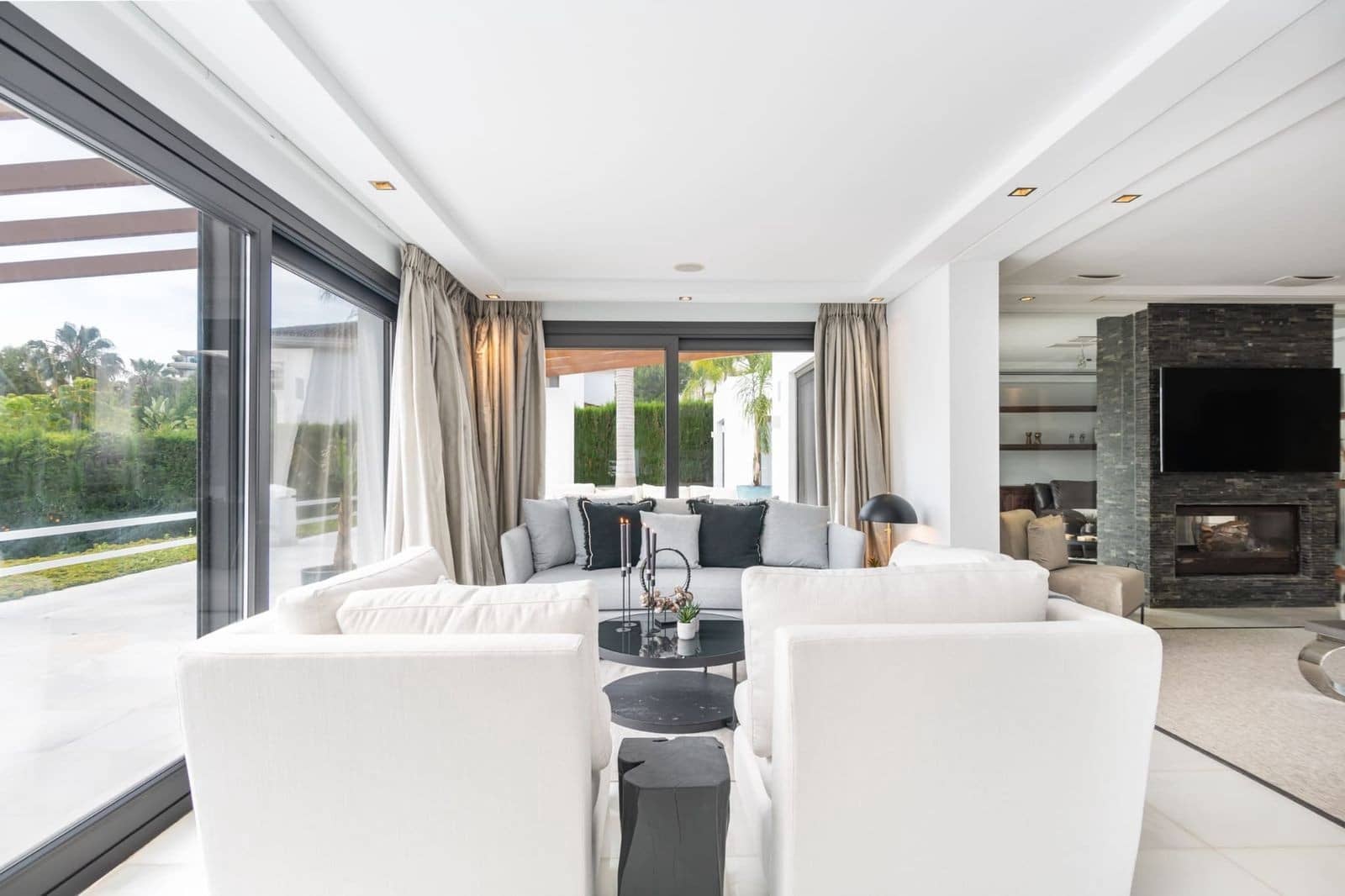 5 slaapkamer Villa te koop in Nueva Andalucia met zwembad garage - € 4.500.000 (Ref: 8957210)