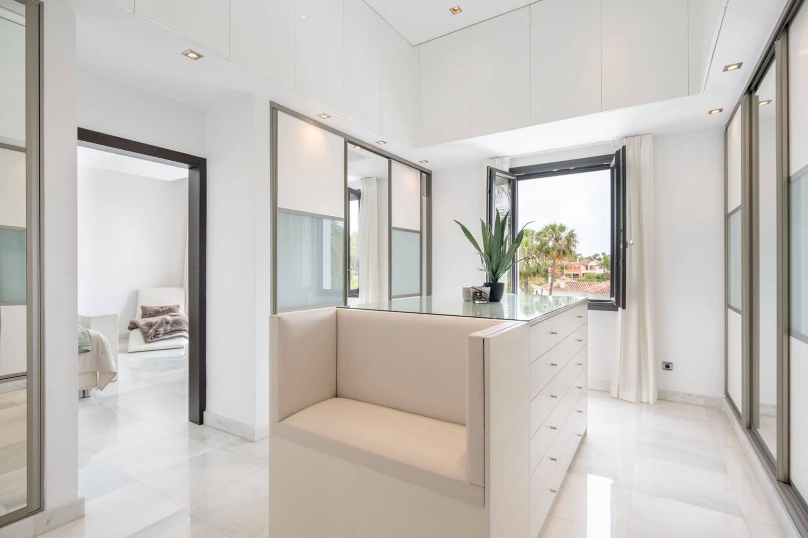 5 slaapkamer Villa te koop in Nueva Andalucia met zwembad garage - € 4.500.000 (Ref: 8957210)