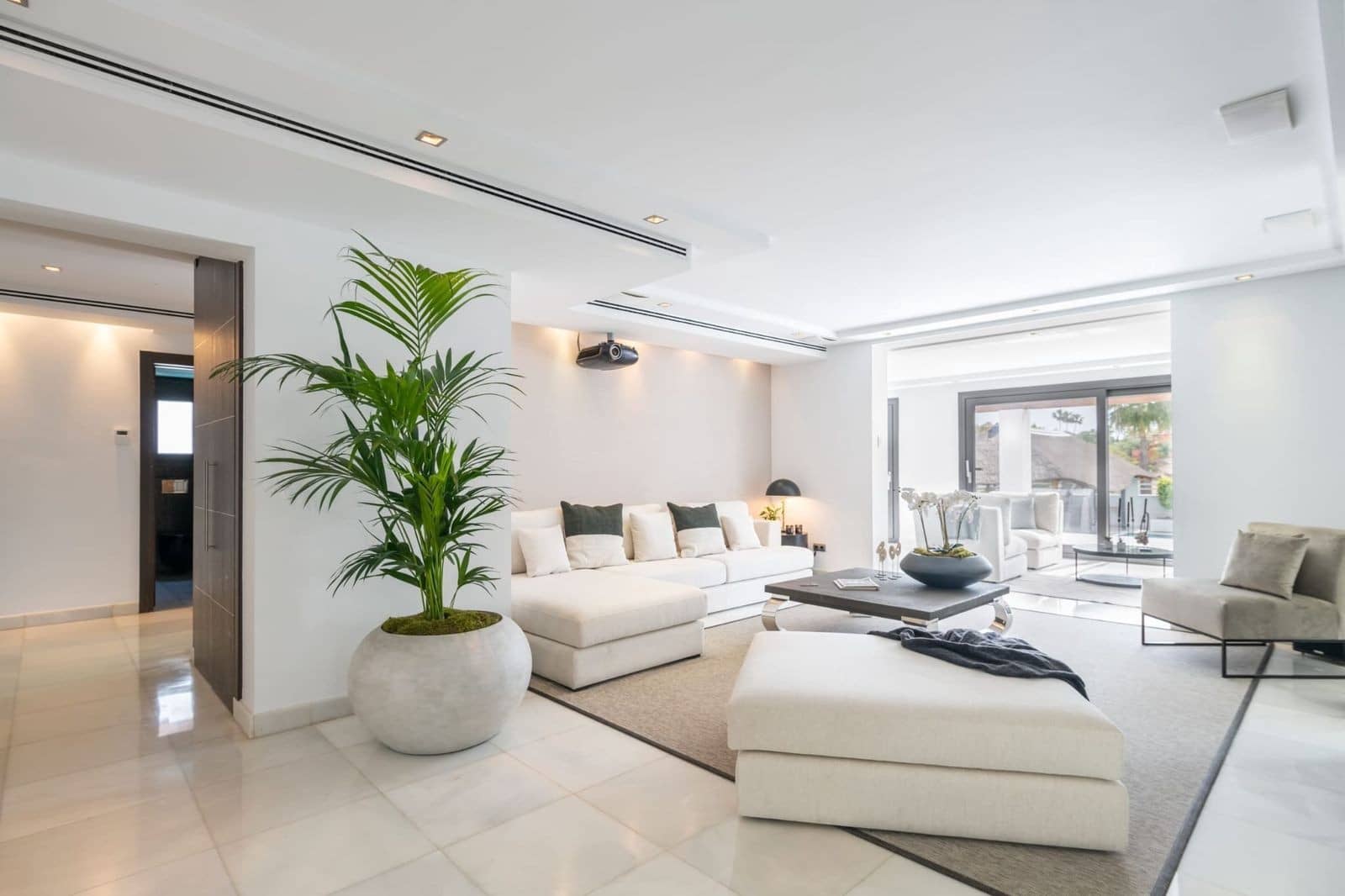 5 slaapkamer Villa te koop in Nueva Andalucia met zwembad garage - € 4.500.000 (Ref: 8957210)