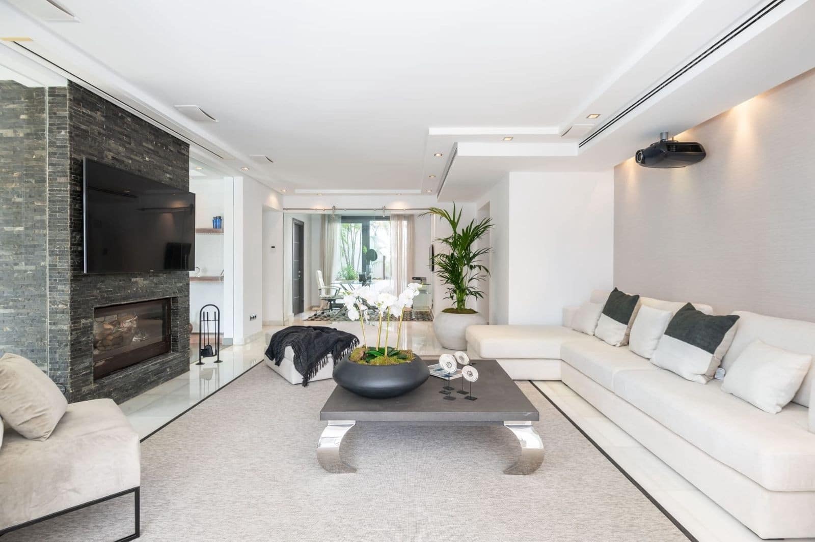 5 slaapkamer Villa te koop in Nueva Andalucia met zwembad garage - € 4.500.000 (Ref: 8957210)
