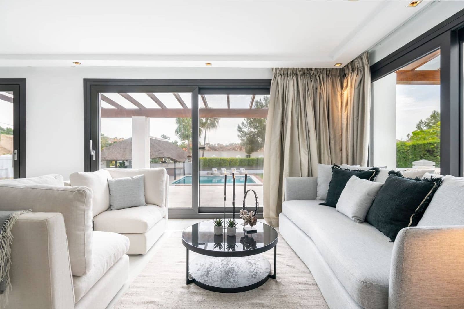5 slaapkamer Villa te koop in Nueva Andalucia met zwembad garage - € 4.500.000 (Ref: 8957210)