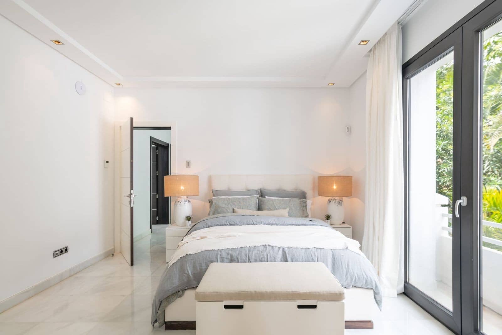 5 slaapkamer Villa te koop in Nueva Andalucia met zwembad garage - € 4.500.000 (Ref: 8957210)