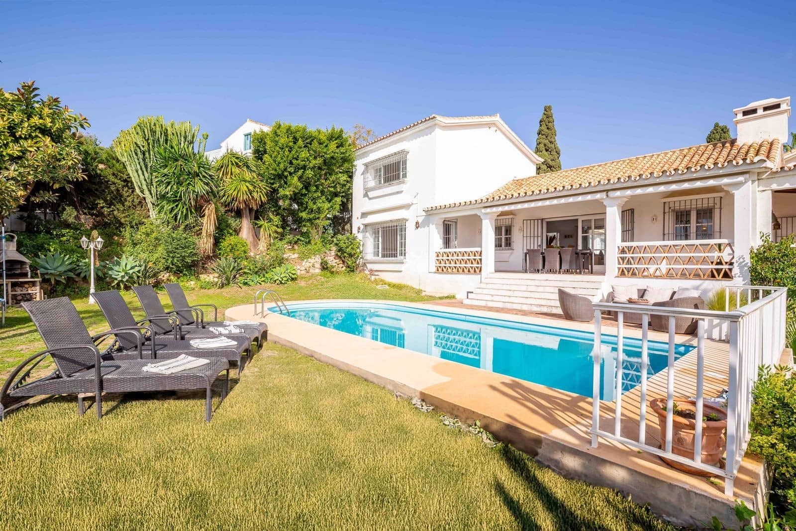 5 bedroom Villa for sale in Benahavis with pool garage - € 1,750,000 (Ref: 8961703)