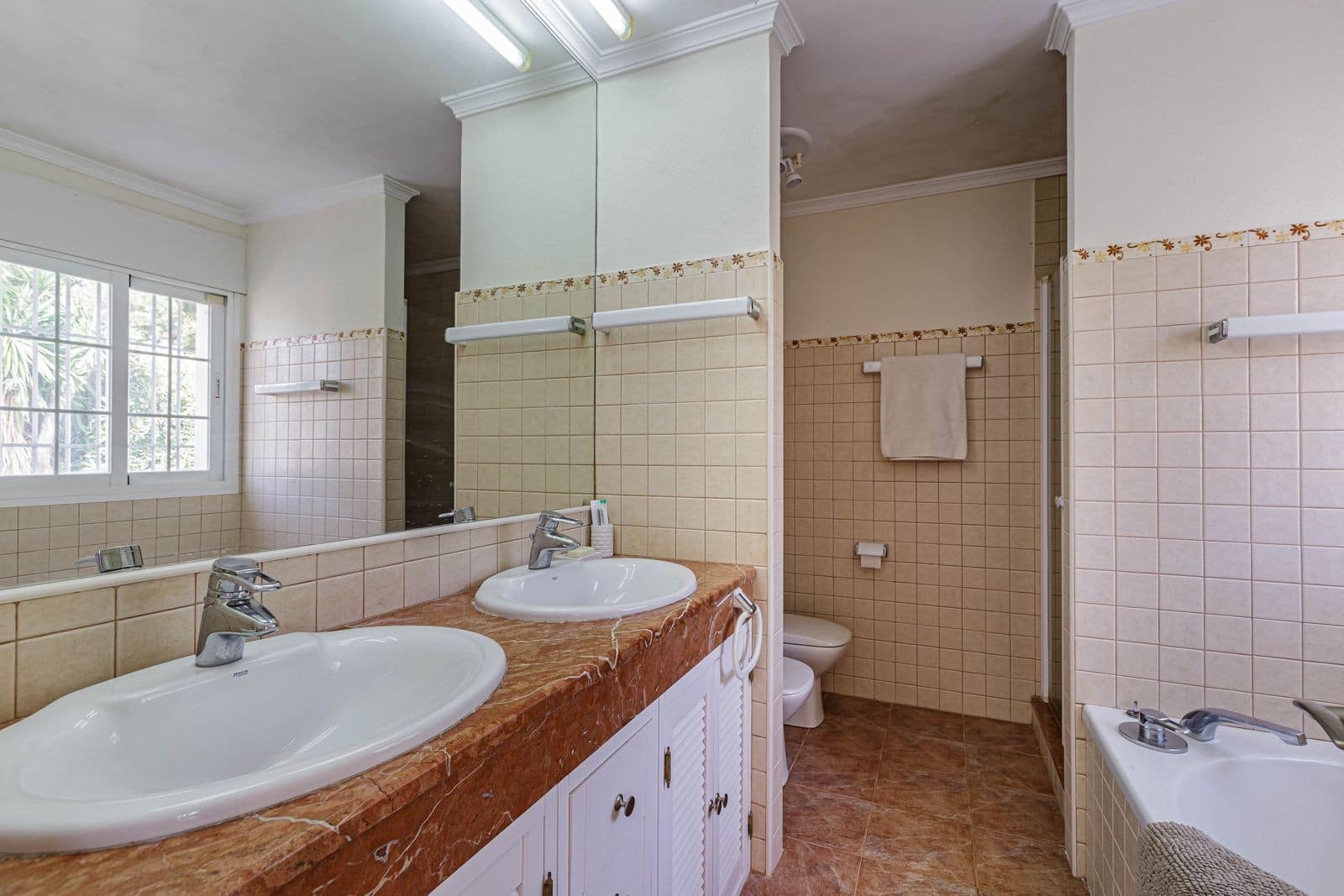 5 bedroom Villa for sale in Benahavis with pool garage - € 1,750,000 (Ref: 8961703)